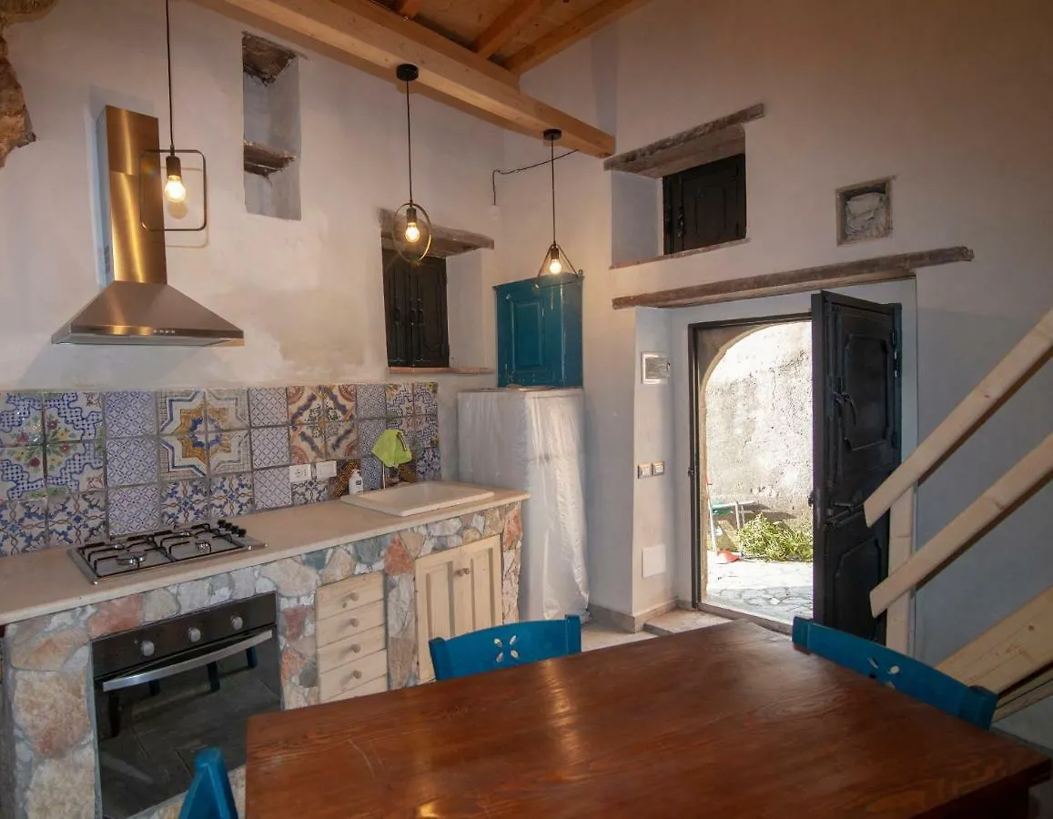 Casa Vacanza La Rocca Forza dʼAgro Italien
