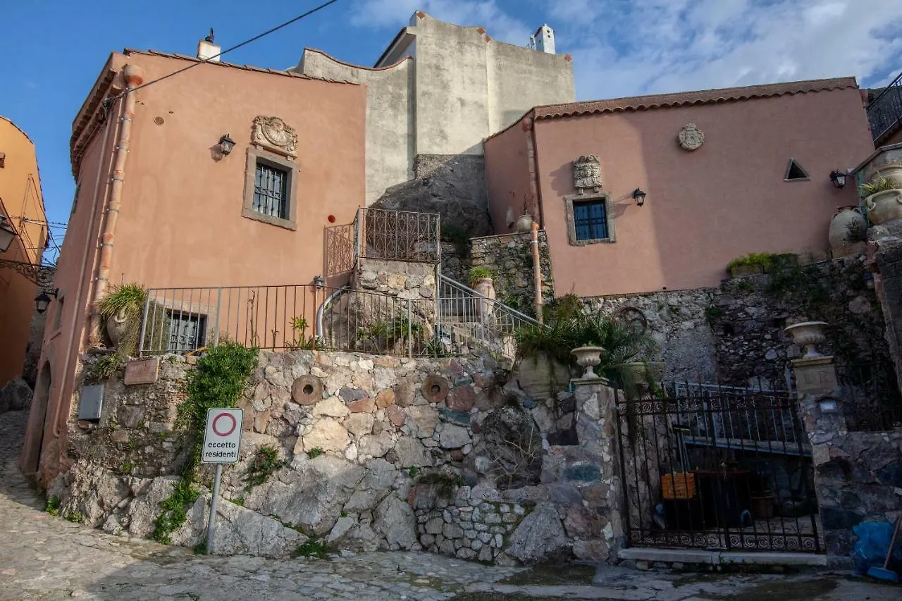 Casa Vacanza La Rocca Forza dʼAgro