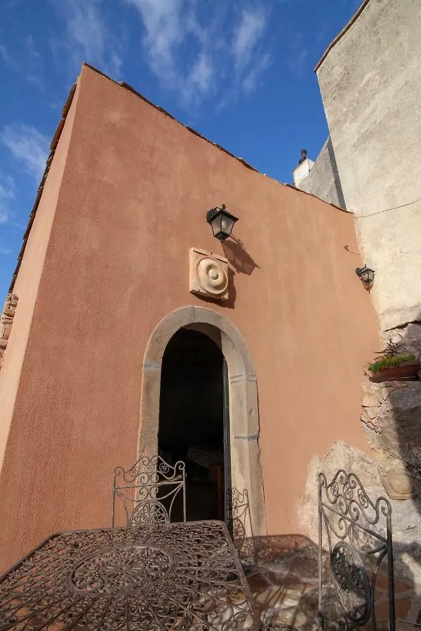 Casa Vacanza La Rocca Forza dʼAgro Ferienhaus