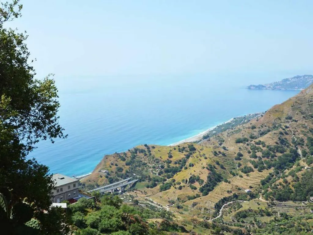 Casa Vacanza La Rocca Forza dʼAgro Ferienhaus