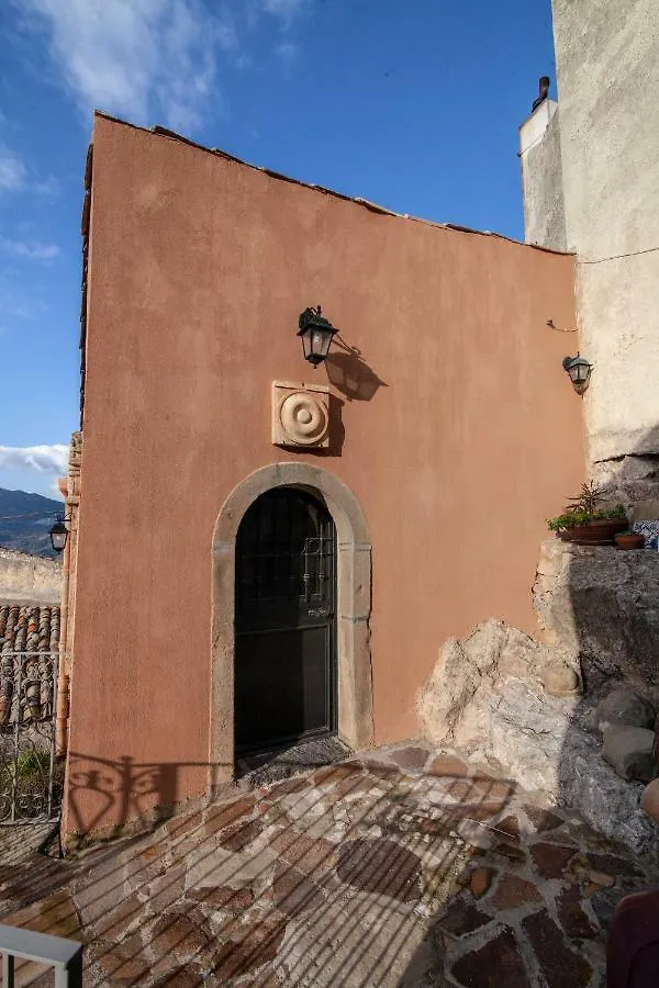 Casa Vacanza La Rocca Forza dʼAgro Feriehus