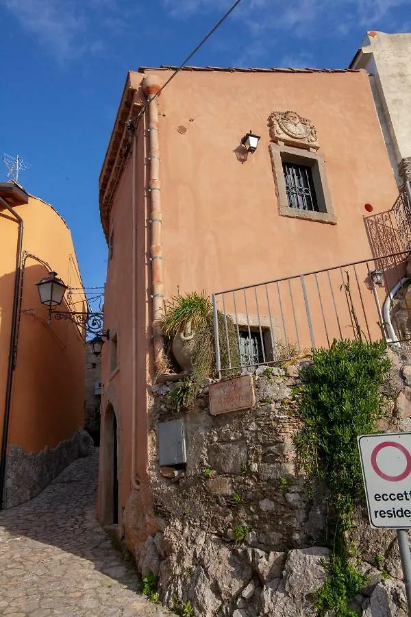 Feriehus Casa Vacanza La Rocca Forza dʼAgro