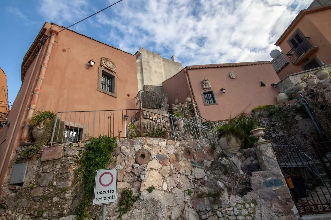 Casa Vacanza La Rocca Forza dʼAgro Feriehus